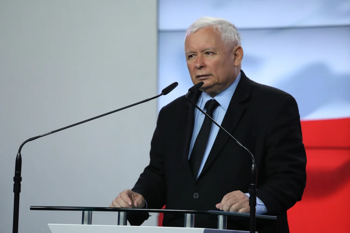 ​Jarosław Kaczyński miałby objąć rządowe stanowisko z bardzo dużym zakresem władzy. Prezes Prawa i Sprawiedliwości - który do tej pory był głównym politykiem układu rządzącego - byłby teraz członkiem gabinetu jako szef komitetu do spraw bezpieczeństwa. Taką informację podała po północy Polska Agencja Prasowa powołując się na własne źródła.