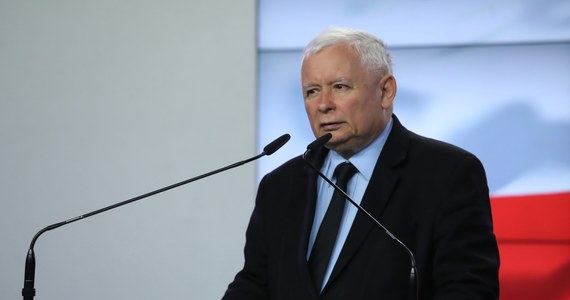 ​Jarosław Kaczyński miałby objąć rządowe stanowisko z bardzo dużym zakresem władzy. Prezes Prawa i Sprawiedliwości - który do tej pory był głównym politykiem układu rządzącego - byłby teraz członkiem gabinetu jako szef komitetu do spraw bezpieczeństwa. Taką informację podała po północy Polska Agencja Prasowa powołując się na własne źródła.