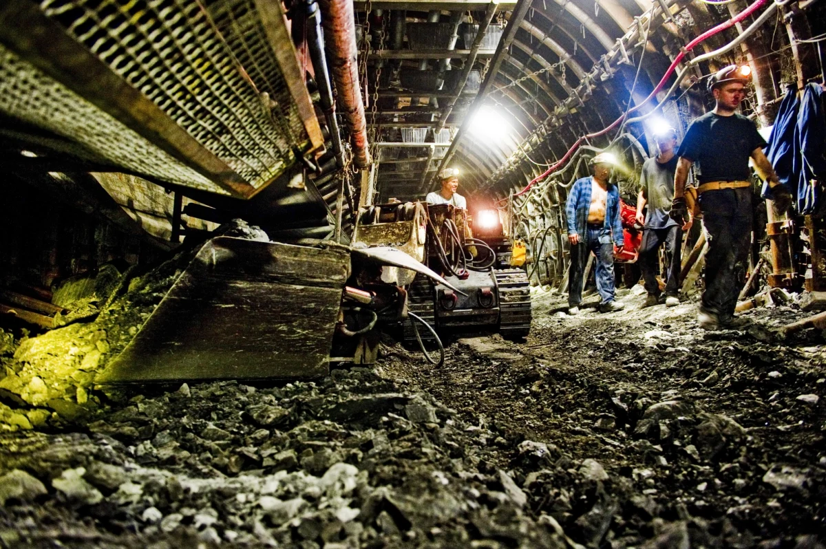 Nie ma ostatecznego porozumienia, ale jest postęp w negocjacjach w sprawie przyszłości górnictwa. O godzinie 1:00 w nocy w Katowicach zakończyła się trwająca 11 godzin kolejna tura rozmów związkowców z delegacją rządową. Uzgodniono, że transformacja sektora energetycznego w Polsce będzie długofalowa. To oznacza, że odchodzenie od węgla w energetyce potrwa dłużej niż zakładały dotychczasowe plany rządu. Związkowcy mówią o roku 2060, strona rządowa o 2050.