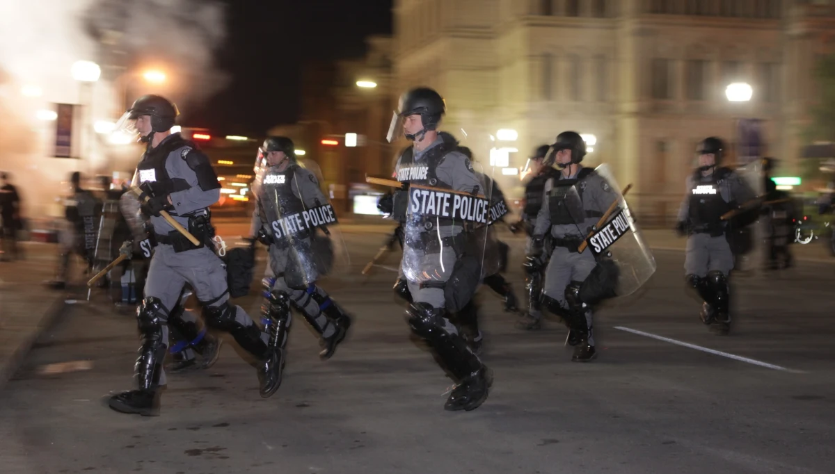 Policja w Louisville podała, że dwóch funkcjonariuszy zostało postrzelonych podczas zamieszek, do jakich doszło po ogłoszeniu decyzji sądu ws. policjantów, których oczyszczono z zarzutu przyczynienia się w marcu do śmierci Afroamerykanki Breonny Taylor.