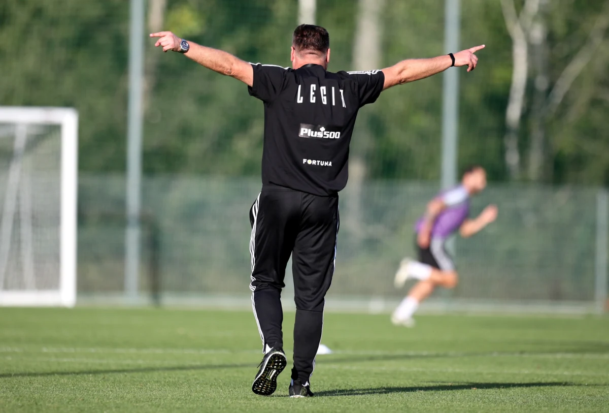 Legia Warszawa czeka na efekt nowej miotły. Zatrudniony przy Łazienkowskiej 3 Czesław Michniewicz ma wprowadzić mistrzów Polski do 4. rundy eliminacji Ligi Europy. Nowy trener spotkał się z drużyną w poniedziałkowy wieczór, a więc nie miał zbyt dużo czasu na poukładanie gry stołecznej drużyny. Jak sam mówi: treningów było mało, ale objętości były spore. Dlatego też trener Michniewicz liczy na dobry wynik z meczu z Dritą. Spotkanie o 20:30. 