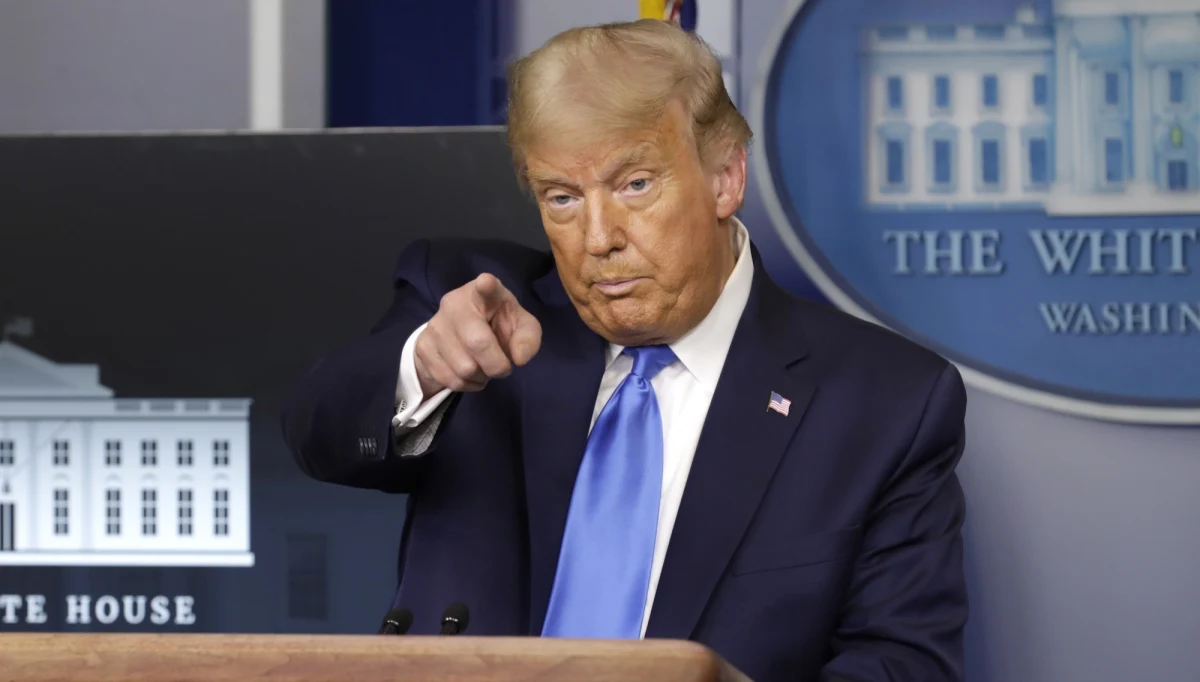 Prezydent USA Donald Trump odmówił jednoznacznego zobowiązania się do pokojowego przekazania władzy w razie przegranej w listopadowych wyborach. Trump ponowił swoje zarzuty dotyczące głosowania pocztą. "Zobaczymy, co się stanie" - powiedział. Szef państwa odniósł się w ten sposób do pytania dziennikarza podczas środowej konferencji prasowej w Białym Domu.