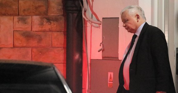 Jarosław Kaczyński na stanowisku wicepremiera i z nadzorem nad trzema resortami siłowymi: takie doniesienia krążą po wczorajszym spotkaniu kierownictwa PiS ws. przyszłości Zjednoczonej Prawicy i wieczornej rozmowie Kaczyńskiego ze Zbigniewem Ziobrą. O poranku w Prawie i Sprawiedliwości zapanował w tej kwestii chaos informacyjny, później Ryszard Terlecki potwierdził, że faktycznie są plany mówiące o objęciu przez Jarosława Kaczyńskiego stanowiska wicepremiera. Od ważnego polityka z najbliższego otoczenia prezesa PiS dziennikarz RMF FM Mariusz Piekarski dostał z kolei o poranku wymowną wiadomość: "Ci piszący, że wszystko wiedzą, będą jeszcze zdziwieni…".