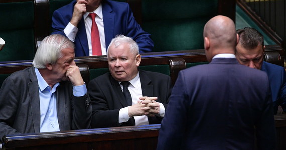Stanowisko wicepremiera - z bardzo szerokim zakresem władzy - miałby objąć prezes PiS Jarosław Kaczyński: to na razie nieoficjalne doniesienia, szef klubu Prawa i Sprawiedliwości Ryszard Terlecki potwierdził jednak właśnie, że takie plany istnieją.