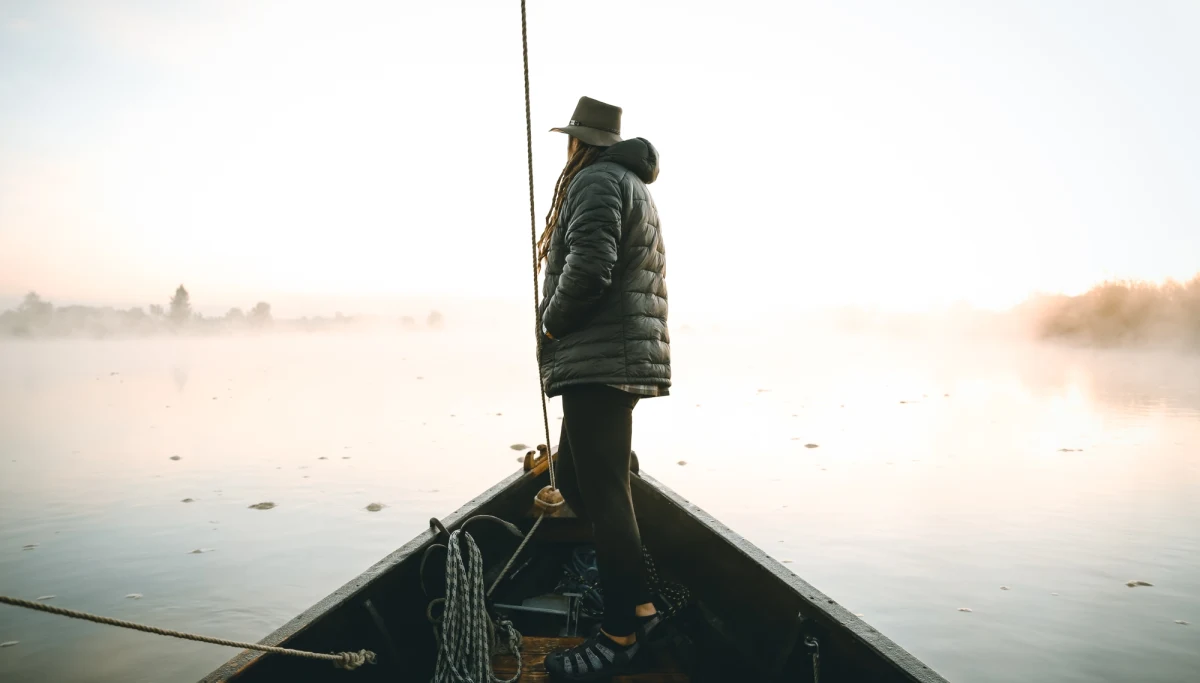 "Nie spodziewałem się tego, że będzie mi dane poznać Wisłę z tak różnych punktów widzenia" - mówi Mateusz Waligóra, który pokonał kolejny etap wędrówki Szlakiem Wisły z południa na północ Polski. Podróżnik ma już za sobą ponad 550 kilometrów i jest blisko połowy dystansu. Podczas wyprawy obserwuje jak zmienia się najdłuższa polska rzeka, jak wygląda życie mieszkańców okolicznych miejscowości, ale też zbiera wskazówki, które mogą pozwolić w wyznaczeniu najdłuższego długodystansowego szlaku w Polsce, łączącego góry z Bałtykiem. Każdy dzień wyprawy przynosi nowe niespodzianki. W rozmowie z dziennikarzem RMF FM Michałem Rodakiem opowiada o rejsie dubasem w Sandomierzu, zaskoczeniach w Annopolu, rykowisku, ale też odpoczynku w Kazimierzu Dolnym. Na początku przyszłego tygodnia Waligóra planuje dojść do Warszawy.