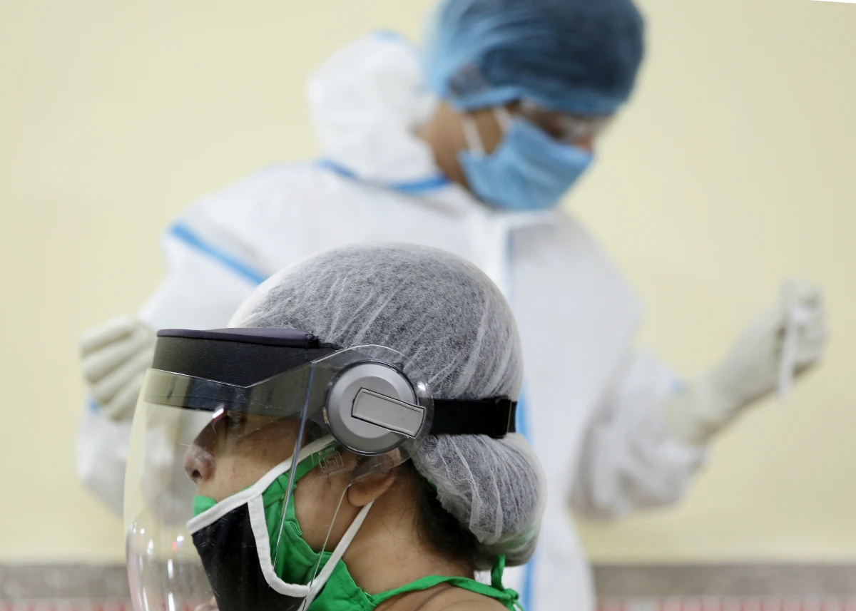 To absolutny rekord zakażeń koronawirusem w Polsce. W ciągu ostatniej doby potwierdzono 1136 nowych przypadków SARS-CoV-2. Jednocześnie Ministerstwo Zdrowia informuje o 25 zgonach pacjentów. Od 4 marca, kiedy potwierdzono pierwszy przypadek koronawirusa w Polsce, łącznie zakażenie potwierdzono u 82 809 osób. Zmarło 2369 zakażonych.