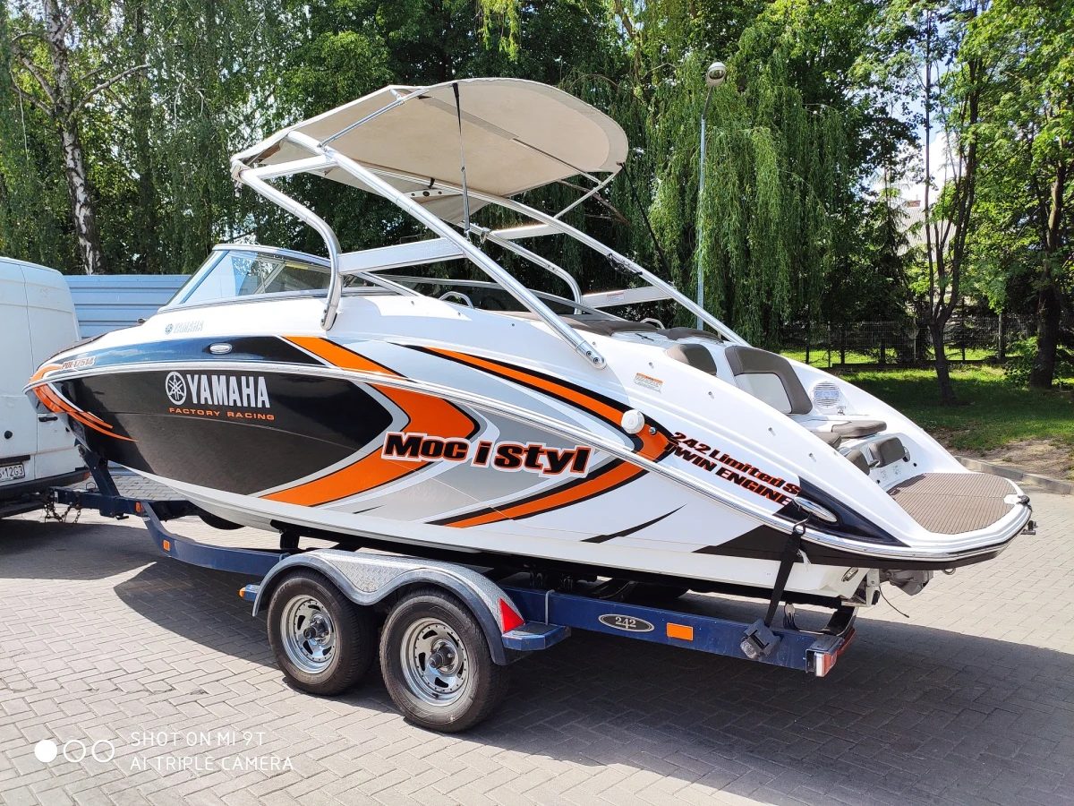 W nocy z poniedziałku na wtorek z jeziora Tałty koło Mikołajek w warmińsko-mazurskiem skradziono trzy motorówki. Ich łączna wartość to prawie 2 miliony złotych.