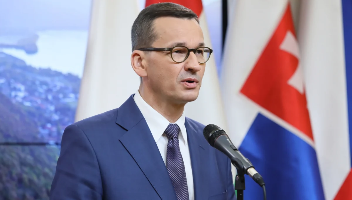 Grupa Wyszehradzka ma jednoznaczne spojrzenie na kwestię migracji, są pewne zasady, których się trzymamy - mówił premier Mateusz Morawiecki po spotkaniu premierów V4 z szefową KE. Chodzi o skuteczną politykę kontroli na granicach i pomoc w miejscach pochodzenia potencjalnych migrantów.