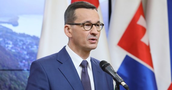 Grupa Wyszehradzka ma jednoznaczne spojrzenie na kwestię migracji, są pewne zasady, których się trzymamy - mówił premier Mateusz Morawiecki po spotkaniu premierów V4 z szefową KE. Chodzi o skuteczną politykę kontroli na granicach i pomoc w miejscach pochodzenia potencjalnych migrantów.