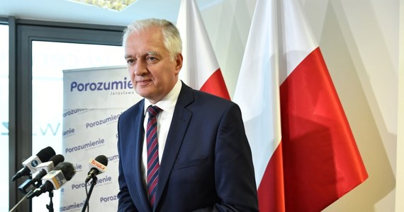 Znaki zapytania, które pojawiły się w trakcie rozmów między Porozumiem a PiS-em zniknęły, osiągnęliśmy 100-procentową zgodę co do tego, jak ma wyglądać rola Porozumienia w przyszłym rządzie - oświadczył w czwartek lider tej partii Jarosław Gowin. W czwartek po godzinie 17 raz jeszcze ma zebrać kierownictwo Prawa i Sprawiedliwości. Rozmowy będą dotyczyć - podobnie jak w ostatnich dniach - przyszłości Zjednoczonej Prawicy. 