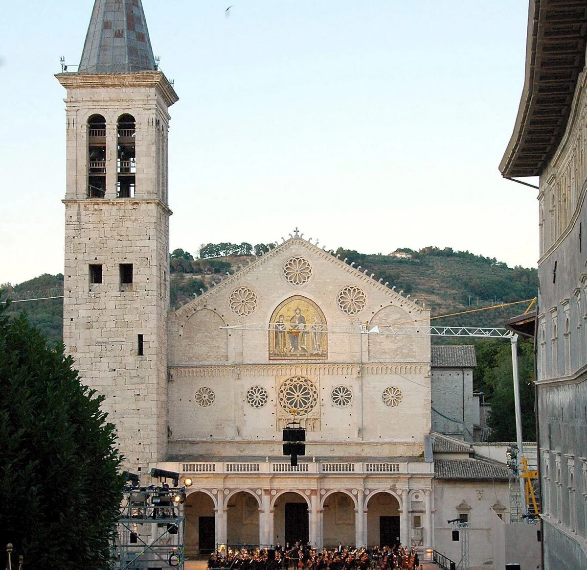 Z katedry w Spoleto w środkowych Włoszech skradziono relikwię krwi świętego Jana Pawła II - podał w dziennik „Il Messaggero”. Fakt dokonania kradzieży wykrył zakrystian w środę wieczorem w chwili, gdy zamykał świątynię. Trwają poszukiwania relikwii.