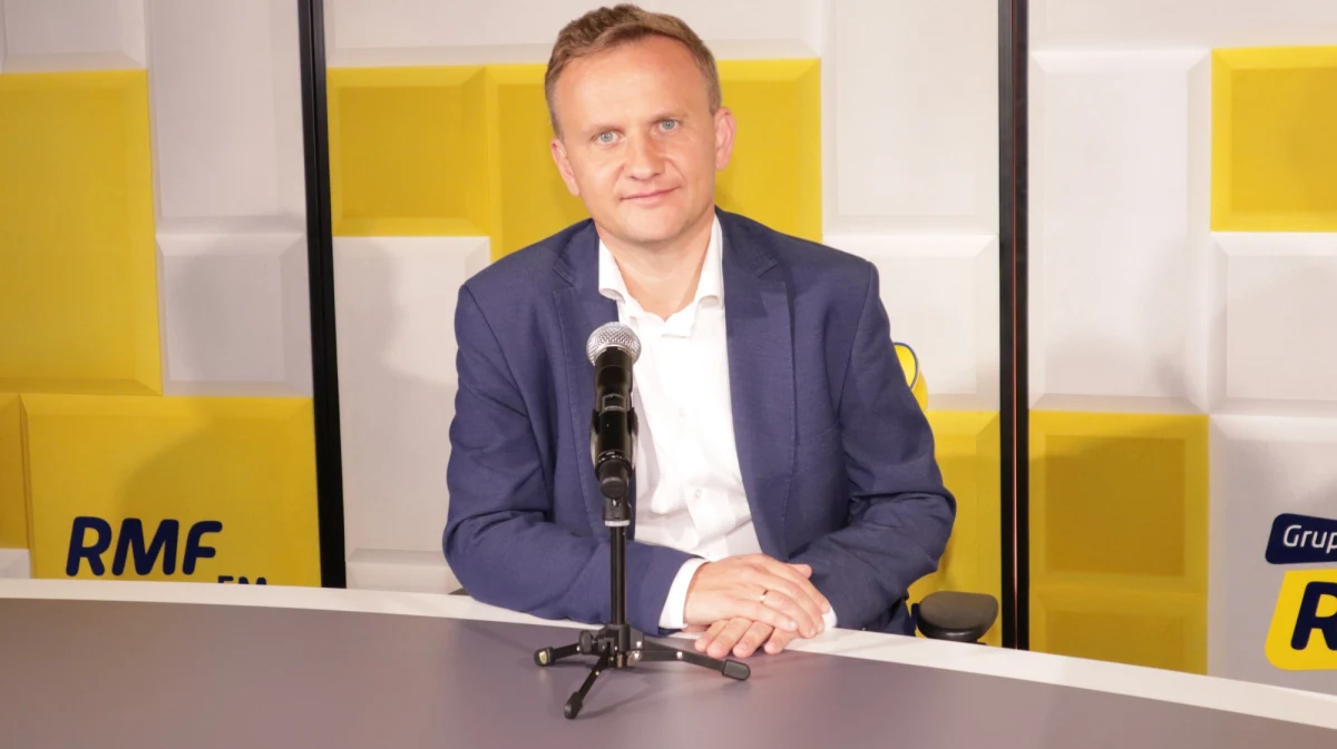 Nie będzie dalszego opóźniania wdrożenia Pracowniczych Planów Kapitałowych. Tak w studiu RMF FM podczas kongresu Impact’20 zapewnia Bartosz Marczuk, wiceprezes Polskiego Funduszu Rozwoju. To oznacza, że firmy zatrudniające od 20 do 250 firm muszą zacząć wprowadzać u siebie PPK. Chodzi o zaproponowany przez rząd program dobrowolnego dodatkowego odkładania na emeryturę przez pracowników. Każdy zostanie do tego zapisany. Oczywiście będzie można się wypisać. Jak COVID wpłynął na PPK i co mają zrobić przedsiębiorcy, którzy walczą teraz o przetrwanie firm? O tym z Bartoszem Marczukiem rozmawiał Krzysztof Berenda.