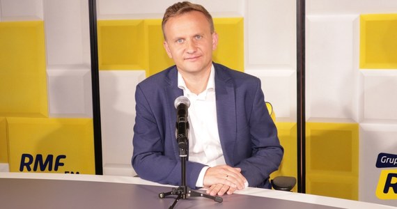 Nie będzie dalszego opóźniania wdrożenia Pracowniczych Planów Kapitałowych. Tak w studiu RMF FM podczas kongresu Impact’20 zapewnia Bartosz Marczuk, wiceprezes Polskiego Funduszu Rozwoju. To oznacza, że firmy zatrudniające od 20 do 250 firm muszą zacząć wprowadzać u siebie PPK. Chodzi o zaproponowany przez rząd program dobrowolnego dodatkowego odkładania na emeryturę przez pracowników. Każdy zostanie do tego zapisany. Oczywiście będzie można się wypisać. Jak COVID wpłynął na PPK i co mają zrobić przedsiębiorcy, którzy walczą teraz o przetrwanie firm? O tym z Bartoszem Marczukiem rozmawiał Krzysztof Berenda.