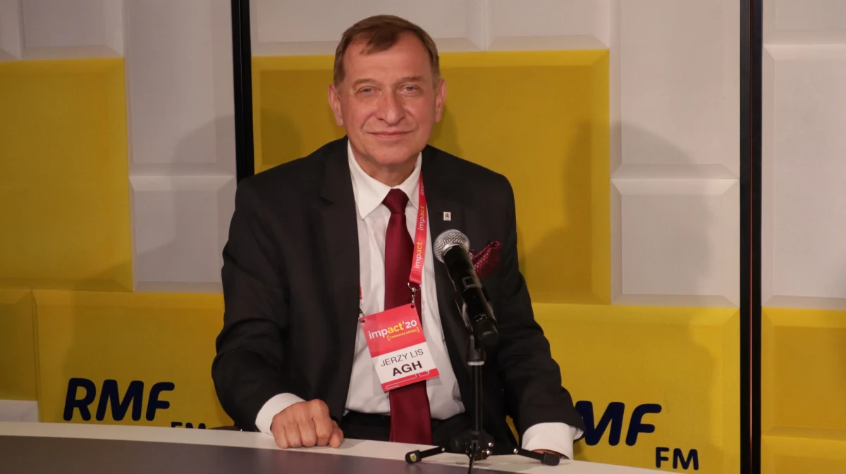 Uczelnie powinny rozważyć obniżenie opłat w przypadku wprowadzania nauczania zdalnego – mówi w rozmowie z RMF profesor Jerzy Lis, rektor Akademii Górniczo-Hutniczej w Krakowie. Twierdzi, że nauczanie na miejscu jest priorytetem, ale w wielu przypadkach nie da się uniknąć nauczania zdalnego, które czasem bywa gorszym produktem. Dlatego on studentom zaocznym obniżył za to opłaty. Z profesorem Lisem rozmawiał Krzysztof Berenda.