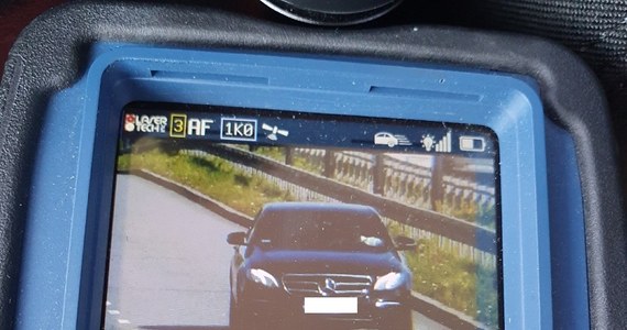 40-latek pędził ulicami Łodzi 125 km/h. W związku z tym wykroczeniem mężczyzna po raz trzeci stracił prawo jazdy. To jedno z wielu wykroczeń drogowych ujawnionych podczas kontroli łódzkiej policyjnej grupy SPEED. W sumie funkcjonariusze w ciągu jednego dnia zatrzymali osiem praw jazdy.