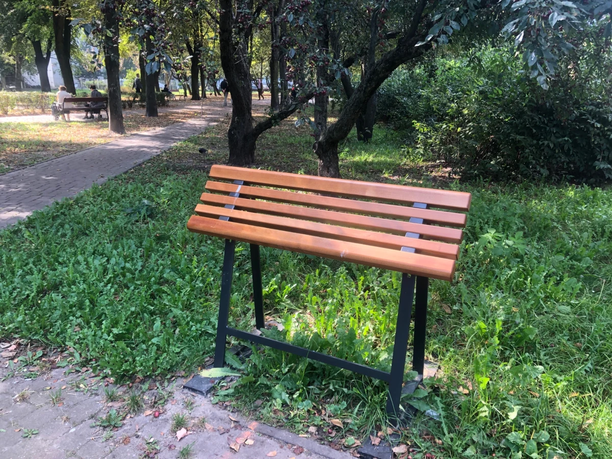 Nietypowe ławki stanęły w wybranych punktach Warszawy. Chodzi o tak zwane spoczniki, na których nie można usiąść. Można za to oprzeć się, by odpocząć przed dalszą podróżą. To pomysł, który zgłosili mieszkańcy w ramach budżetu obywatelskiego.