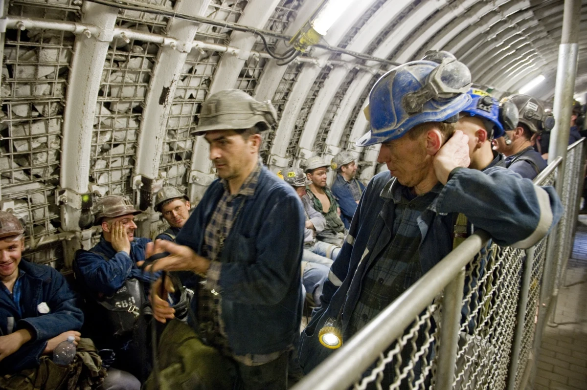 Bez porozumienia zakończyła się kolejna tura prowadzonych w Katowicach negocjacji w sprawie zasad i tempa transformacji górnictwa. Punktem spornym pozostaje przede wszystkim horyzont działania poszczególnych kopalń. Strony mają powrócić do rozmów w piątek w południe.