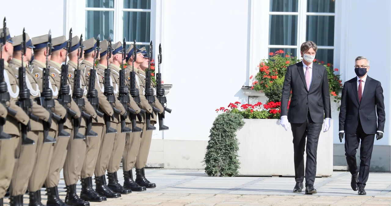 Arndt Freytag von Loringhoven oraz dyrektor Protokołu Dyplomatycznego Krzysztof Krajewski