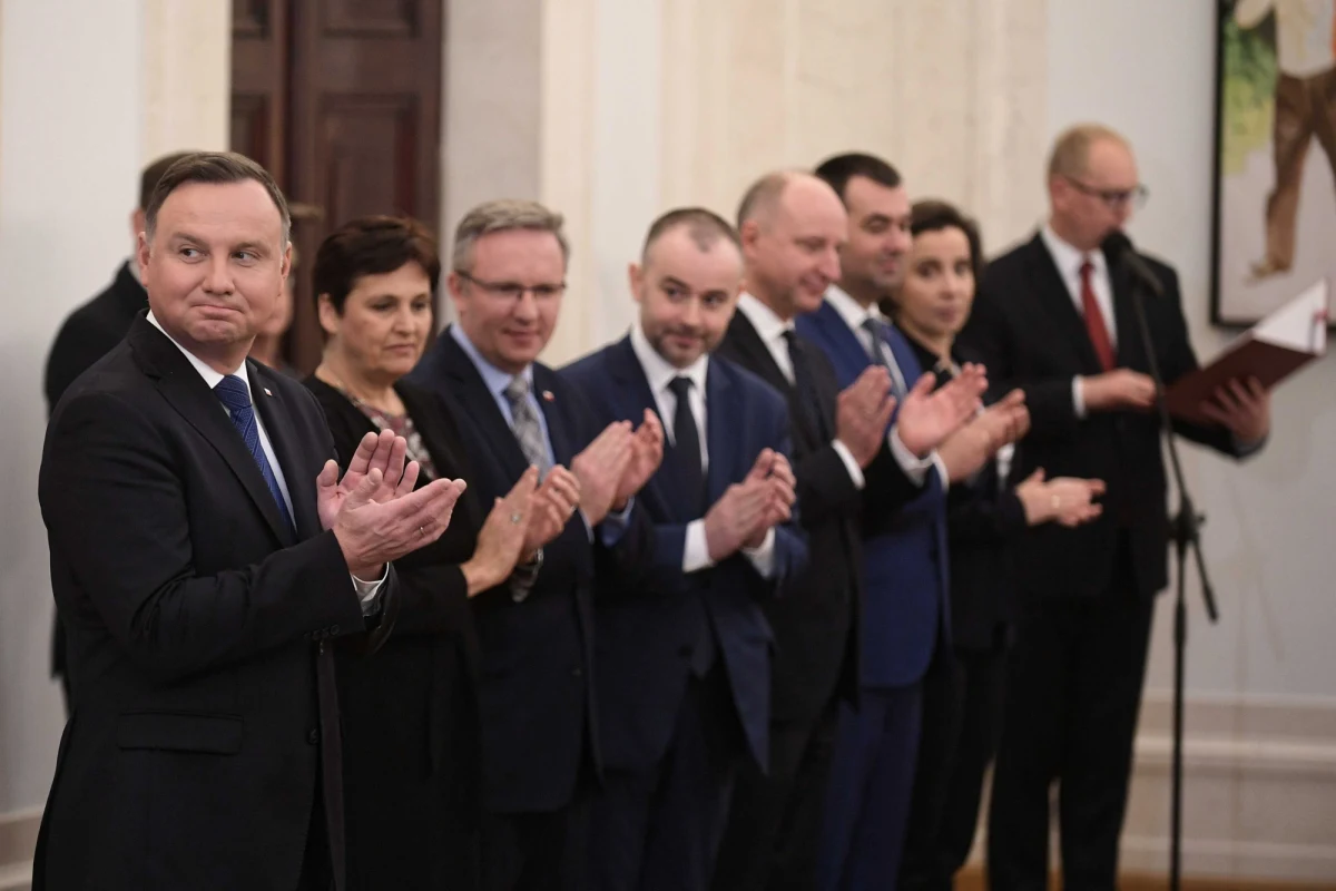 Nic nie wychodzi z planów zapowiadanych na przełom września i października zmian personalnych w kancelarii prezydenta Andrzeja Dudy. Z nieoficjalnych doniesień wynika, że wszystko zostało wstrzymane przez zablokowanie przez prezesa PiS nominacji szefowej kancelarii Haliny Szymańskiej do Europejskiego Trybunału Obrachunkowego.
