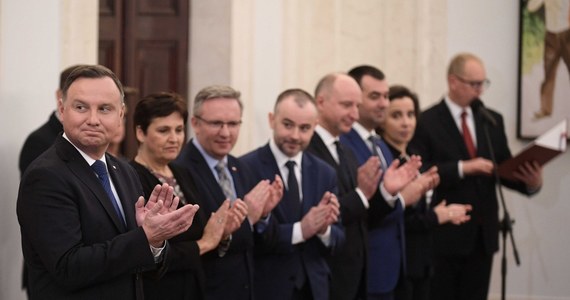 Nic nie wychodzi z planów zapowiadanych na przełom września i października zmian personalnych w kancelarii prezydenta Andrzeja Dudy. Z nieoficjalnych doniesień wynika, że wszystko zostało wstrzymane przez zablokowanie przez prezesa PiS nominacji szefowej kancelarii Haliny Szymańskiej do Europejskiego Trybunału Obrachunkowego.