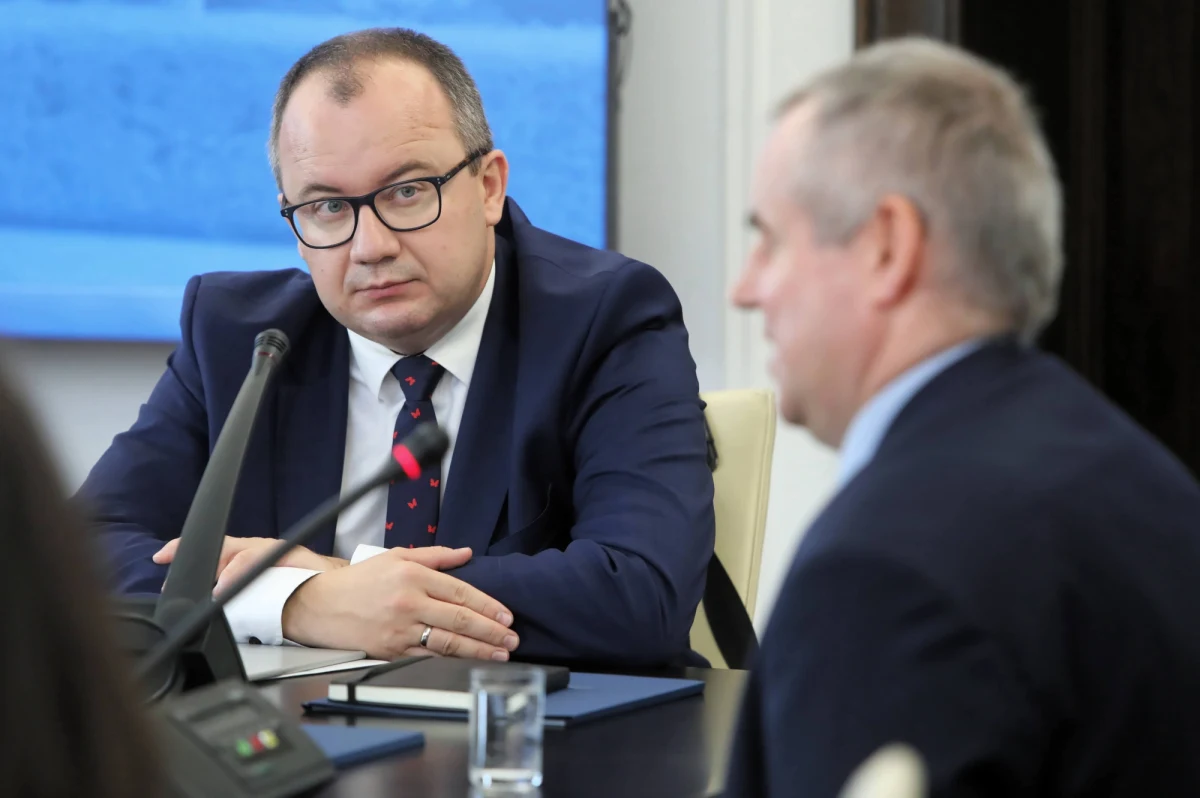 Kończący swoją kadencję Rzecznika Praw Obywatelskich Adam Bodnar zapowiedział, że nie zostanie politykiem. "Od początku zakładałem, że chcę być rzecznikiem tylko jedną kadencję" – mówi w wywiadzie opublikowanym w piątkowym "Dzienniku Gazecie Prawnej"."Do polityki nie idę na pewno" – dodaje.