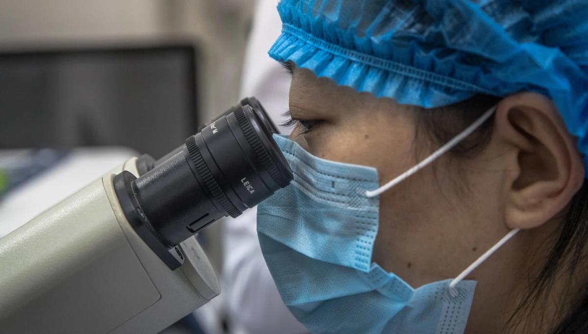 Z zakładu produkującego szczepionki w chińskim mieście Lanzhou wydostała się bakteria gorączki maltańskiej, tzw. brucelozy. Chorobą zakaziło się już co najmniej 3 tys. osób. Władze dopiero w tym miesiącu ujawniły skalę problemu. Wielu zakażonych boryka się z poważnymi problemami zdrowotnymi, bo brak wczesnej diagnozy uniemożliwił skuteczne leczenie. 