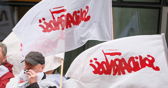 Krajowa Sekcja Przemysłu Zbrojeniowego NSZZ Solidarność ogłosiła pogotowie strajkowe we wszystkich polskich zakładach tego sektora. Związkowcy wskazują na bardzo trudną sytuację w branży i "śladowy udział krajowych zakładów w procesie modernizacji polskiej armii". O podjętej w minioną środę decyzji działającej w zbrojeniówce Solidarności poinformowało w piątek biuro prasowe śląsko-dąbrowskiej "S".