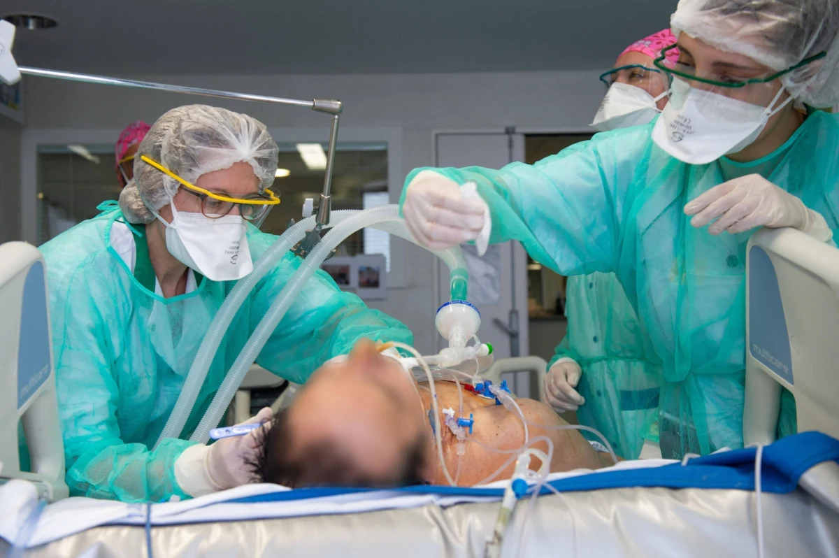 Ministerstwo Zdrowia poinformowało o 1587 nowych i potwierdzonych przypadkach zakażenia koronawirusem. Na Covid-19 zmarły w ciągu ostatniej doby 23 osoby. To najwięcej od początku epidemii. Minister zdrowia chce wprowadzić nowe obostrzenia w strefach czerwonych i żółtych. Mają dotyczyć spotkań międzyludzkich. Poznamy je w przyszłym tygodniu.