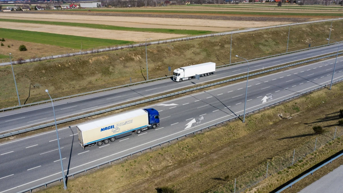 "Przejazd odcinkami autostrady A2 Konin-Stryków i A4 Wrocław-Sośnica bez szlabanów będzie możliwy od IV kwartału 2021 roku" - poinformował resort finansów. Na państwowych odcinkach dróg płatnych ma działać jeden system poboru opłat e-Toll.
