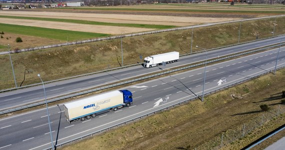 "Przejazd odcinkami autostrady A2 Konin-Stryków i A4 Wrocław-Sośnica bez szlabanów będzie możliwy od IV kwartału 2021 roku" - poinformował resort finansów. Na państwowych odcinkach dróg płatnych ma działać jeden system poboru opłat e-Toll.
