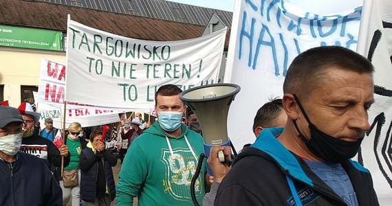 ​Nawet kilkaset osób może stracić miejsce pracy, jeśli zmienią się zasady funkcjonowania targowiska w Piotrkowie Trybunalskim. Zmiany, które mają zacząć obowiązywać od 1 grudnia, umożliwiają prowadzenie działalności wyłącznie tym kupcom, którzy handlują artykułami spożywczymi i płodami rolnymi. Dziś pod urzędem miejskim w Piotrkowie Trybunalskim zebrało się ponad sto osób.