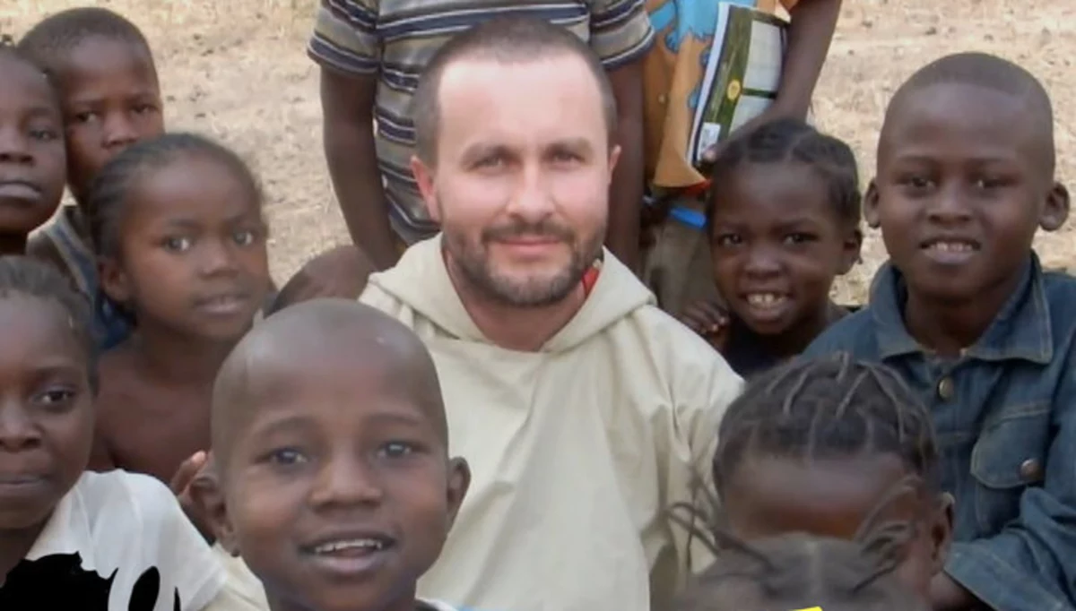 ​Ruszyła budowa pierwszej szkoły muzycznej w Republice Środkowej Afryki. Szkoła powstaje dzięki polskim Darczyńcom. Obecnie African Music School prowadzi na Facebooku i na swojej stronie internetowej akcję "SINGILA znaczy dziękuję", w czasie której organizatorzy proszą o wsparcie finansowe na ukończenie budowy pierwszych budynków. Pomysłodawcą projektu jest polski misjonarz, kapucyn - brat Benedykt Pączka. W tej chwili kończona jest budowa fundamentów. Niebawem zaczną powstawać już mury szkoły. Do końca 2020 roku zakończona zostanie budowa trzech klas.