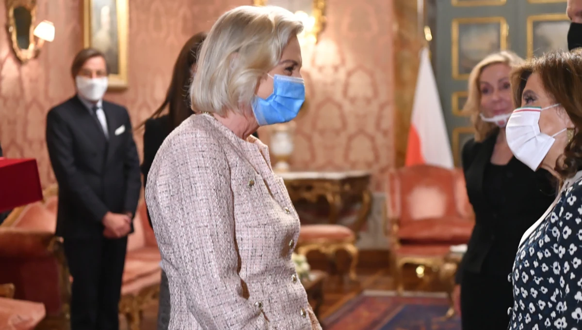 ​Anna Maria Anders, ambasadorka Polski we Włoszech, miała wypadek podczas uroczystości na Monte Cassino: upadła na schodach i złamała kość udową. Dyplomatka trafiła do szpitala, gdzie przeszła operację.