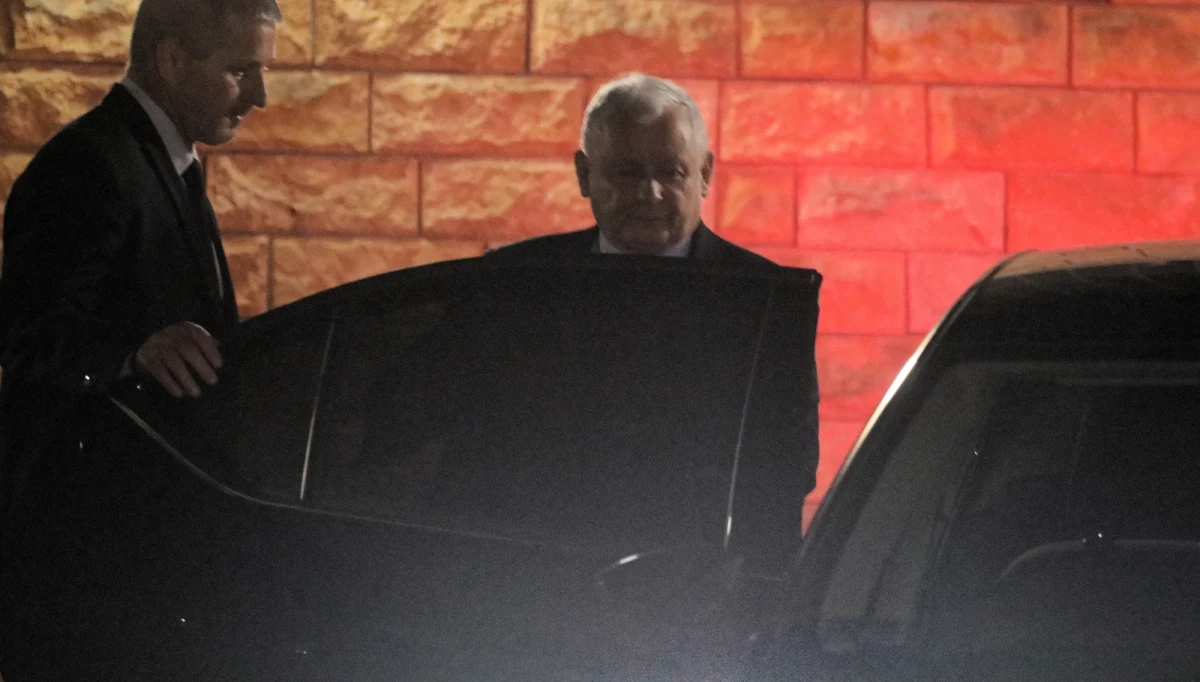 Prawo i Sprawiedliwość w nowej umowie koalicyjnej nie chce przesądzać wspólnego startu w kolejnych wyborach z Porozumieniem i Solidarną Polską - dowiedział się nieoficjalnie dziennikarz RMF FM. O gwarancję budowania wspólnych list zabiega Solidarna Polska. Szczegóły nowej umowy koalicyjnej są omawiane przez polityków trzech partii. 