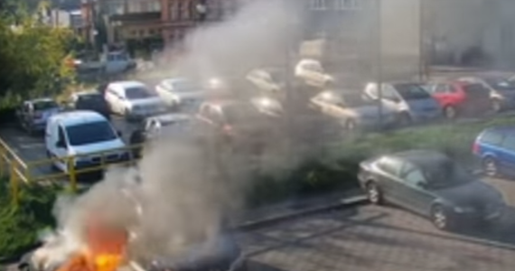 Komenda Powiatowa Policji w Tczewie opublikowała nagranie przedstawiające pożar dwóch samochodów w Tczewie w województwie pomorskim. Zdarzenie miało miejsce przy ulicy Ogrodowej. Funkcjonariusze poszukiwali sprawców przez kilka dni. Okazało się, że są to dwaj chłopcy w wieku 4 i 9 lat. 