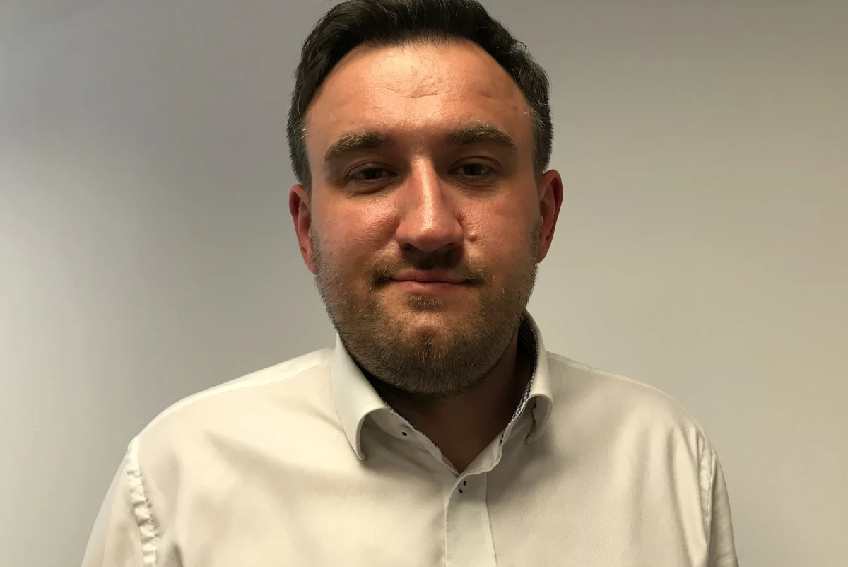 "To jest ostatni moment na to, aby ta część społeczeństwa, która twierdzi, że pandemii nie ma, że nie ma koronawirusa, zastosowała się do trzech podstawowych, prostych zasad: dystans, dezynfekcja, maseczka" - mówi RMF FM Tomasz Augustyniak, Pomorski Państwowy Wojewódzki Inspektor Sanitarny. Wczoraj w Pomorskiem padł rekord nowych zakażeń – 143 nowych chorych. Dziś przybyło kolejnych 128