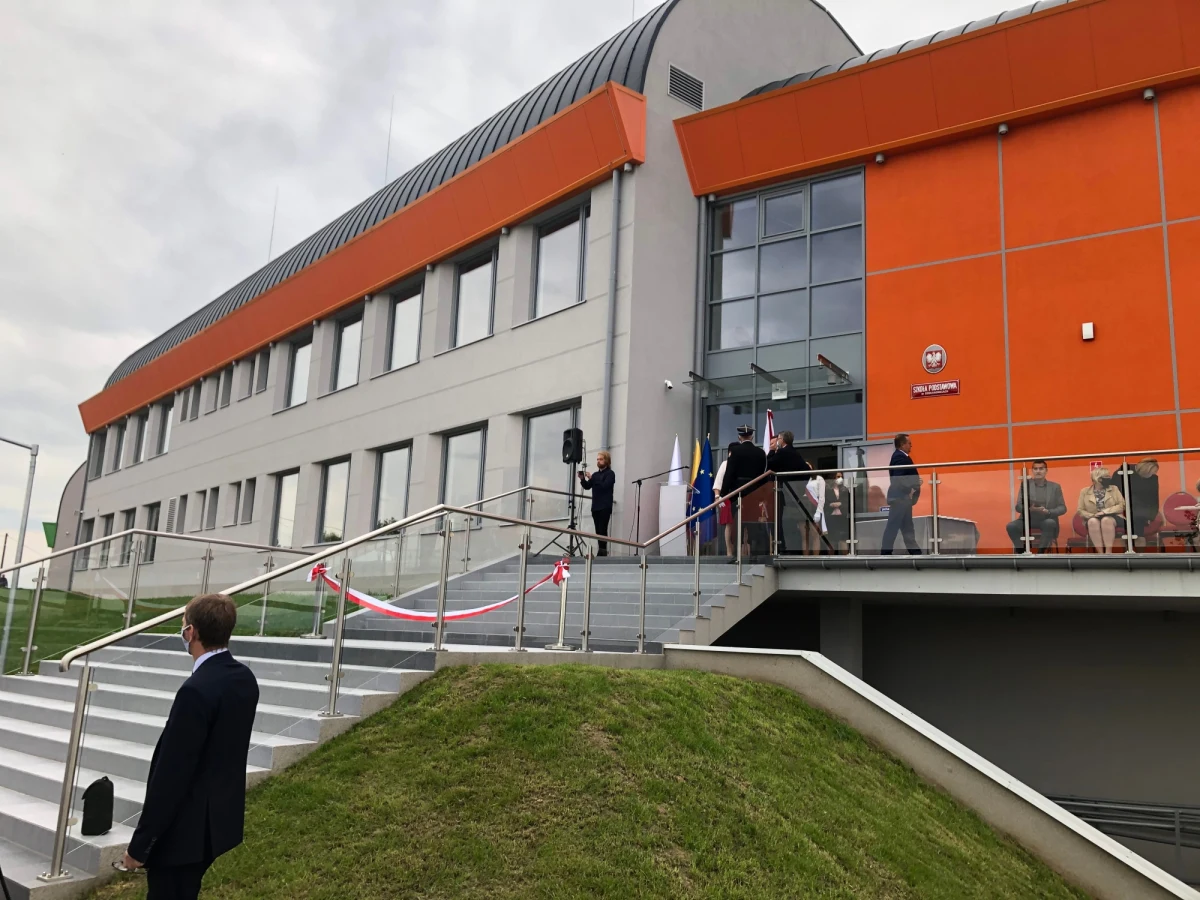 Niemal 30 lat - z przerwami - trwały starania o wybudowanie w małopolskich Dziekanowicach szkoły, do której dzieci uczęszczałyby z przyjemnością. Do tej pory uczniowie musieli korzystać z kilku budynków położonych w różnych miejscach. Część pomieszczeń była za ciasna, dzieci nie miały też gdzie ćwiczyć. Brakowało sali gimnastycznej na miarę 21 wieku - mówią rodzice. 