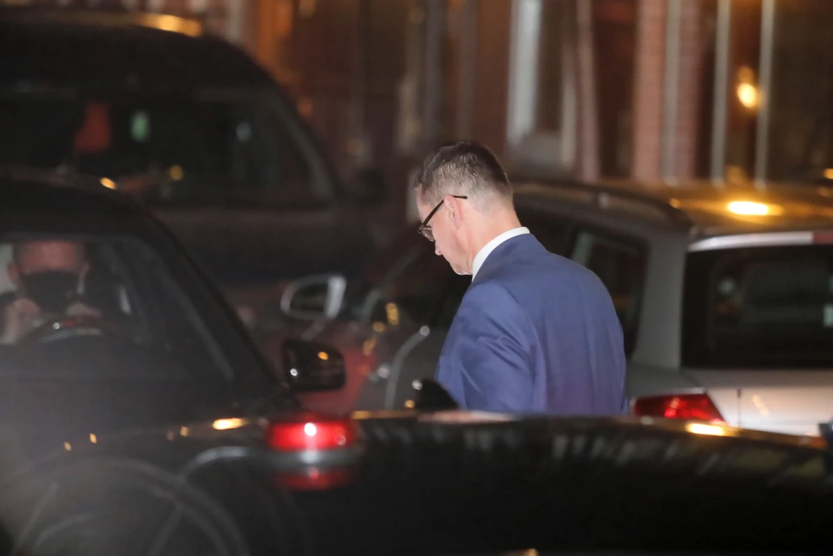 Po około trzech godzinach w siedzibie PiS przy ul. Nowogrodzkiej w Warszawie zakończyło się spotkanie prezesa PiS Jarosława Kaczyńskiego, premiera Mateusza Morawieckiego z szefem Solidarnej Polski, ministrem sprawiedliwości Zbigniewem Ziobrą. Tematem rozmów były szczegóły nowej umowy koalicyjnej. W sobotę o 12:00 mamy poznać szczegóły wspólnego oświadczenia prezesa PiS, premiera Morawieckiego, Zbigniewa Ziobry i Jarosława Gowina.