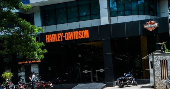 Amerykańska firma Harley Davidson ogłosiła wycofanie się z największego rynku motocyklowego na świecie. W piątek rozpoczęła redukcję personelu w Indiach. Harley Davidson przegrał rywalizację z indyjskimi producentami tańszych motocykli oraz wysokimi cłami - piszą media.
