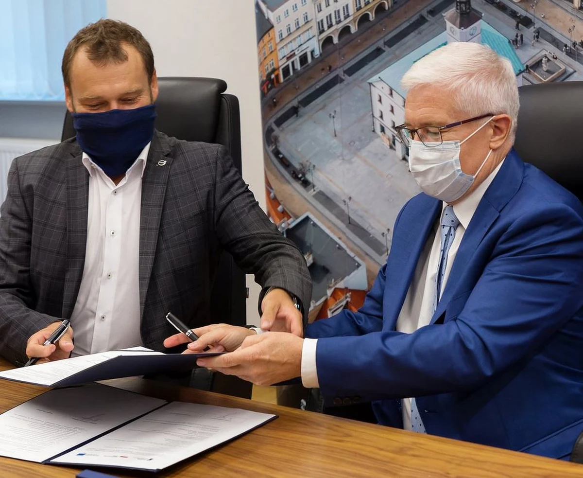 Prezydent Gliwic i członkowie kierownictwa miasta zostali skierowani na domową kwarantannę w związku z kontaktem z osobą zakażoną koronawirusem - poinformował gliwicki magistrat w mediach społecznościowych. Władze miasta pracują zdalnie. 