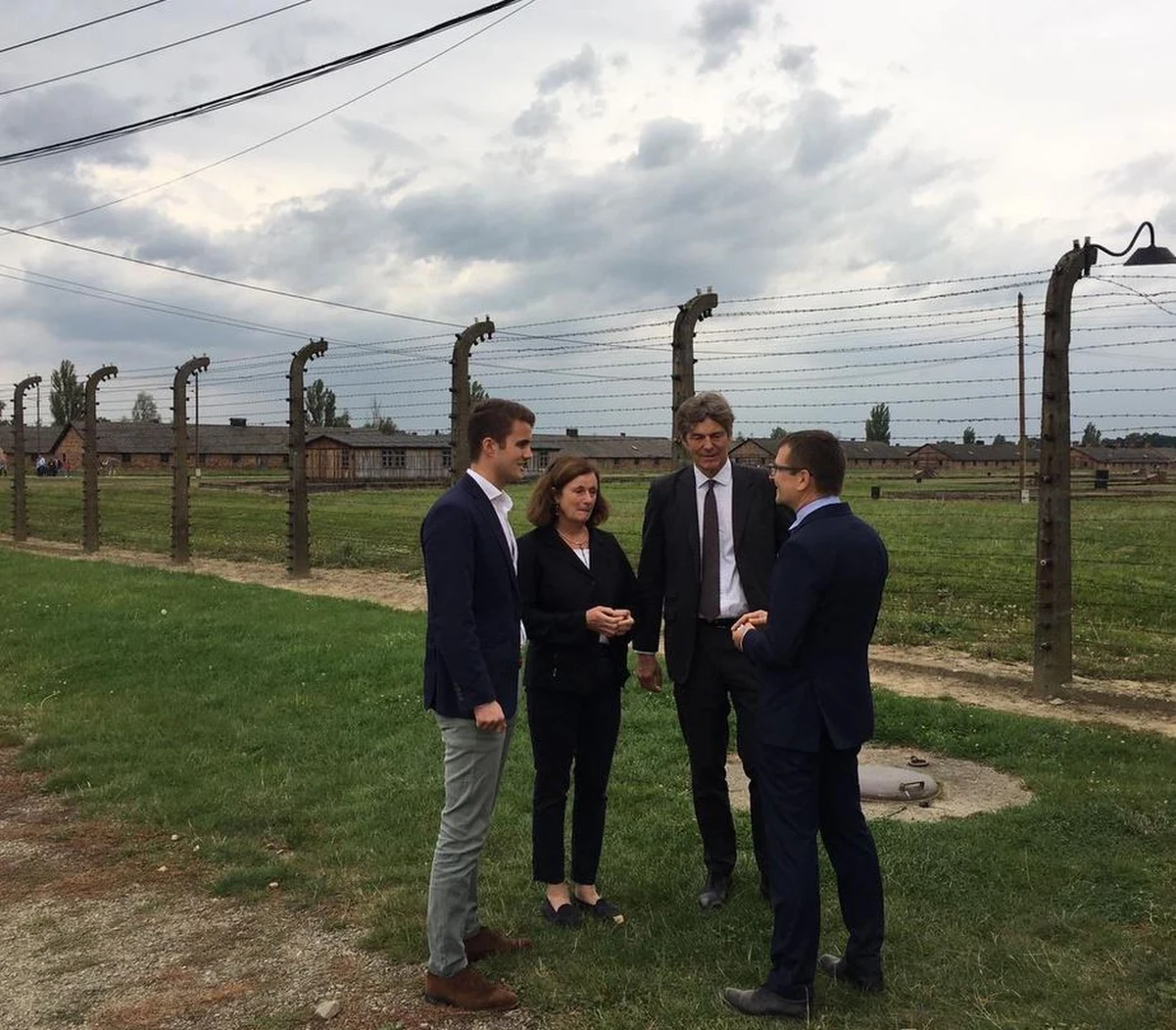 Nieludzkie barbarzyństwo, którego dokonali tu Niemcy, jest trudne do zniesienia - podkreślił ambasador Niemiec w Polsce Arndt Freytag von Loringhoven, który odwiedził muzeum Auschwitz-Birkenau.

