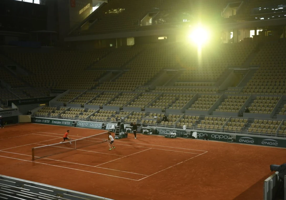 Pora na trzeci w tym roku tenisowy turniej wielkoszlemowy. W niedzielę w Paryżu rozpocznie się French Open. W normalnych okolicznościach najlepsi tenisiści i tenisistki zjeżdżają do Francji pod koniec maja. Teraz rywalizacja odbędzie się jesienią z dużymi ograniczeniami związanymi z Covid-19. Jaki to może być turniej, kogo można postawić w roli faworytów i na co stać polskich zawodników? Patryk Serwański rozmawiał o tym z komentatorem Eurosportu Tomaszem Wolfke.