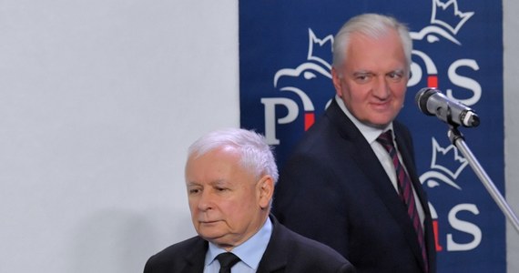 Zjednoczona Prawica, po kilku dniach wewnętrznego kryzysu, podpisała podczas sobotniej konferencji nowe porozumienie koalicyjne. Ta nowa koalicja nie będzie ani odpowiedzialna, ani stabilna – tak komentuje sytuację Platforma Obywatelska. Szef SLD zarzucił zaś rządzącym, że przez wewnętrzny konflikt zaniedbali szereg ważnych obowiązków. W jedności siła, przed nami trzy lata ciężkiej pracy do kolejnych wyborów; Zjednoczona Prawica wykorzysta maksymalne ten czas dla Polski i poprawy życia Polaków – oświadczył wicepremier Jacek Sasin.