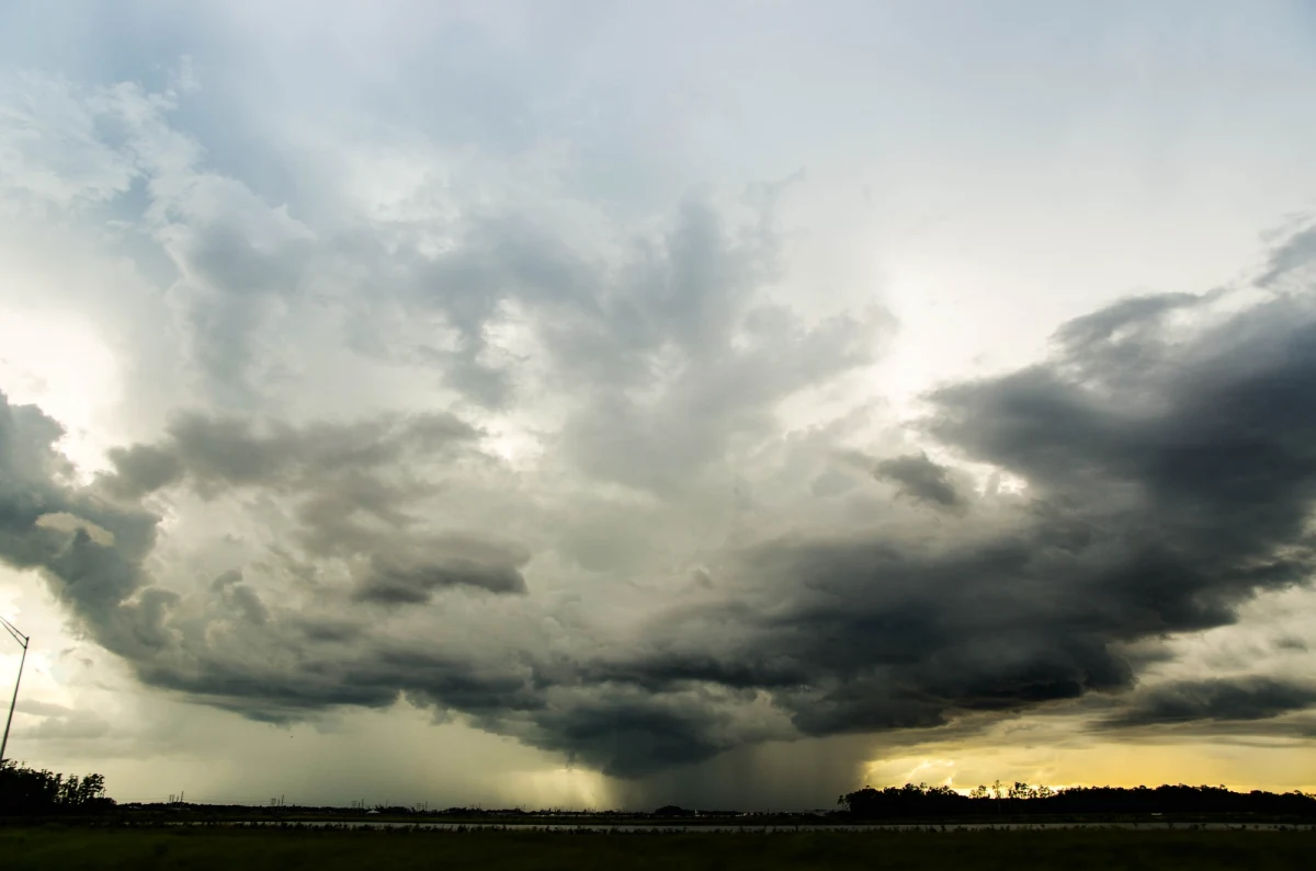 Instytut Meteorologii i Gospodarki Wodnej wydał ostrzeżenie przed intensywnym deszczem i burzami m.in. w części woj. mazowieckiego. Stopień zagrożenia drugiego stopnia obowiązuje dla 11 powiatów, a pierwszego stopnia dla kolejnych 26 powiatów.
