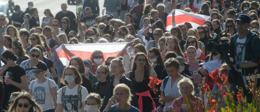 "To, co dzieje się na Białorusi, to kryzys władzy, władzy autorytarnej, która nie może zaakceptować logiki demokracji i która utrzymuje się siłą. To jasne, że Łukaszenka musi odejść" - podkreślił prezydent Francji Emmanuel Macron w wywiadzie dla gazety "Le Journal du dimanche". Przyznał, że jest "pod wrażeniem odwagi demonstrantów" na Białorusi. "Wiedzą, jakie ryzyko podejmują (...) a mimo to kontynuują działania na rzecz demokracji w tym kraju" - dodał.