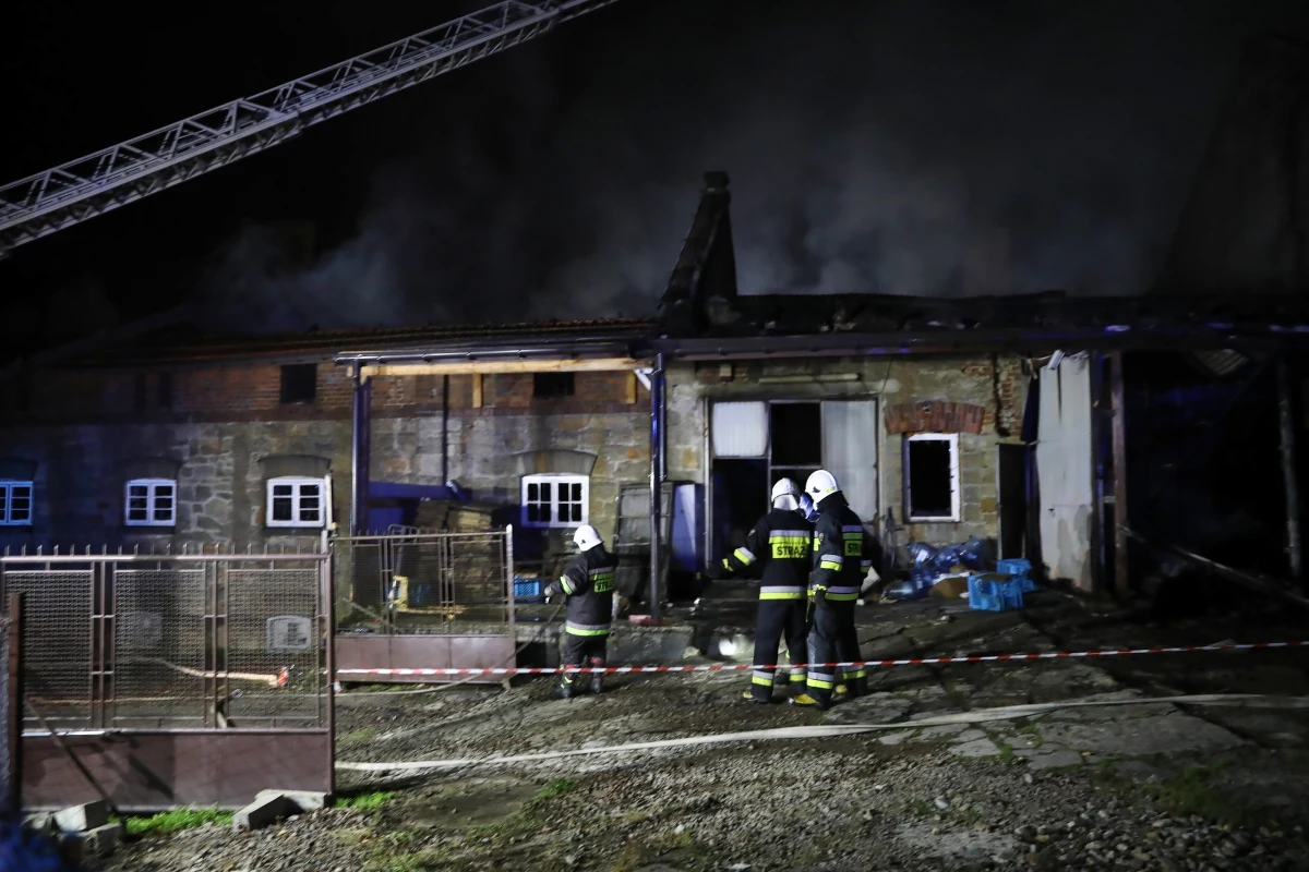 Trwa dogaszanie dużego pożaru zakładów produkcyjnych w Izdebniku w Małopolsce. Nie ma osób poszkodowanych. Przyczynę pojawienia się ognia ustalą biegli.