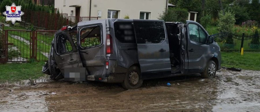 Policja i prokuratura badają okoliczności tragicznego wypadku w miejscowości Komarów Osada na Lubelszczyźnie. W zderzeniu busa i ciężarówki zginął 27-letni mężczyzna. 