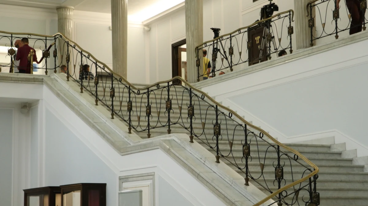 Tak zwana "ustawa bezkarnościowa" wróci do Sejmu. Jak poinformował Marcin Horała z PiS, posłowie znów będą się zajmować przepisami, które zwalniają z odpowiedzialności urzędników podejmujących decyzje niezgodne z prawem w ramach walki  z pandemią 
koronawirusa. 
