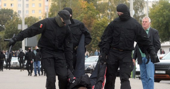 W Mińsku przeprowadzono kolejne zatrzymania uczestników protestu. W demonstracji w stolicy Białorusi wzięło udział co najmniej kilkadziesiąt tysięcy osób. Gorąco było także w Homlu, gdzie - jak informują niezależne media, milicja użyła gazu pieprzowego i strzelała w powietrze.