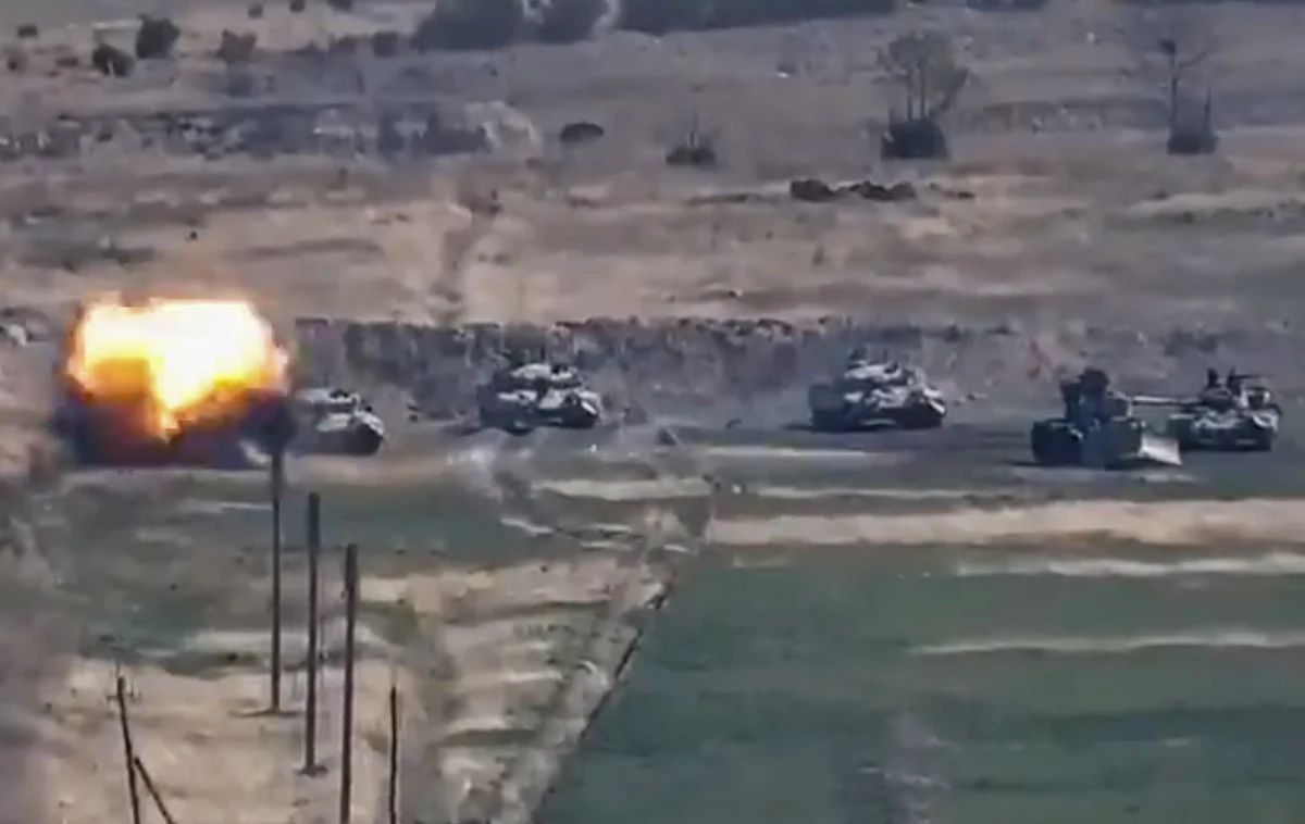 Przywódca Górskiego Karabachu Arajik Harutiunian potwierdził, że wojska Azerbejdżanu przejęły część terytorium enklawy: nowe walki są efektem zaostrzenia trwającego od 1988 roku konfliktu wokół regionu, zamieszkanego przede wszystkim przez Ormian, ale pozostającego formalnie częścią Azerbejdżanu. W niedzielę zarówno Armenia, jak i Azerbejdżan ogłosiły wprowadzenie stanu wojennego. W starciach - co potwierdził przywódca Górskiego Karabachu - ucierpieli nie tylko wojskowi, ale i cywile.